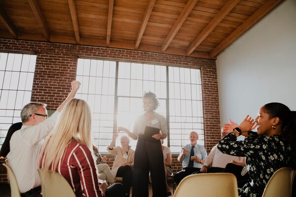 나와 반대 의견을 가진 사람들과 서로 충분히 질문하고 대화할 수 있는 환경에 스스로를 노출시켜라.  (사진출처=envato)