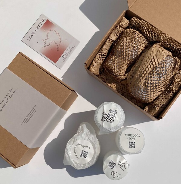 [선물 포장 옵션 패키지 구성품] 1.대상에 따라 선택할 수있는 엽서 2. 친환경 소재 포장지 3. 아기자기한 스티커 4. 선물을 단단히 고정시켜 주는 따지 @위드굿즈 홈페이지