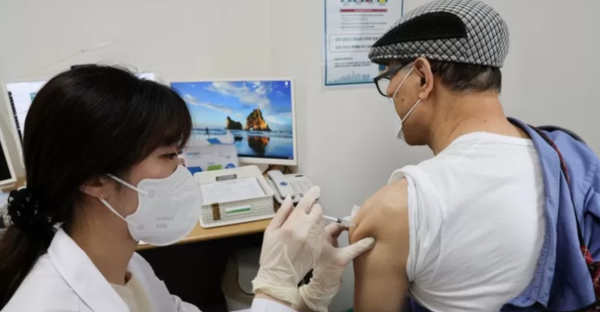 4차 백신 접종 중인 노인 (출처: BBC NEWS KOREA)