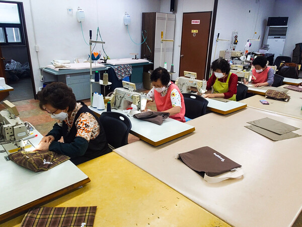 리버드 제품을 만들고 있는 시니어 클럽의 어르신들(사진출처: 리버드)