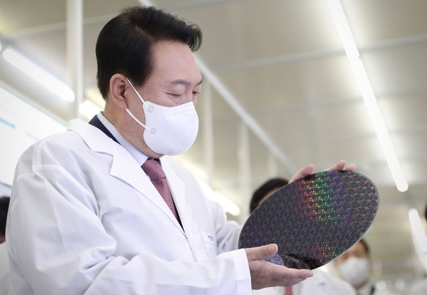 반도체 웨이퍼를 살펴보고 있는 尹 대통령