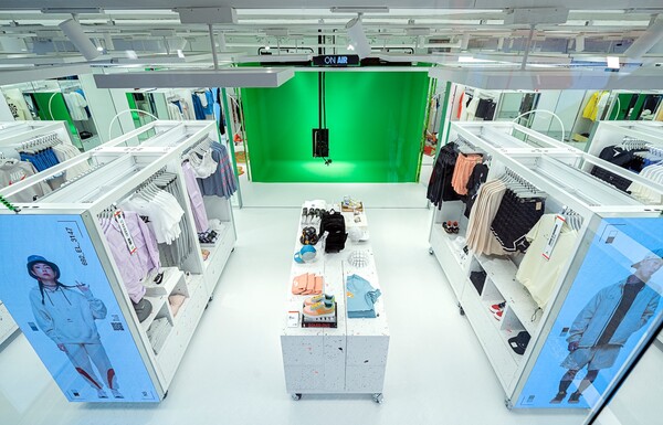 성별이 아닌 색깔, 핏, 스타일별로 ‘카탈로그’ 코너를 만든 나이키 스타일 홍대(사진출처: 나이키)