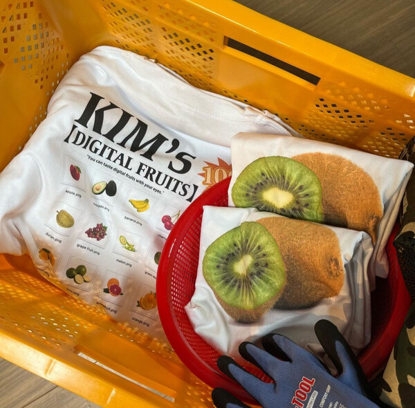 김씨네과일 티셔츠의 후면과 전면( 출처 : 김도영 인스타그램, @waaaavyyy )