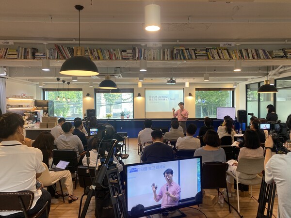 김경민 대표가 경영테이블을 진행 중이다.