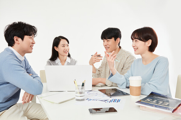 짧은 콘텐츠의 쇼츠 영상으로 MZ세대를 사로잡는 것에 성공할 수 있었다 (사진출처: 이미지투데이)