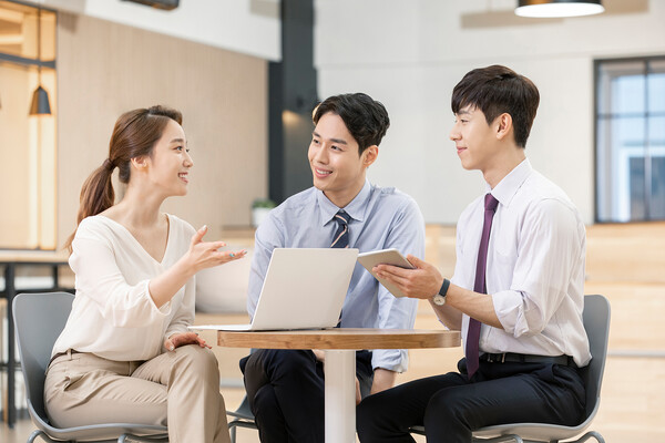 임플로이언서(Employencer)는 'Employee(직원)'와 'Influencer(인플루언서, 영향력을 행사하는 사람)'의 합성어로 최근 등장한 신조어 (사진출처: 이미지투데이)