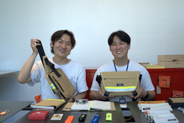 119REO 제품을 들고있는 이승우 대표와 직원