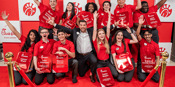 장학금을 수여 받는 칙필레이 직원들