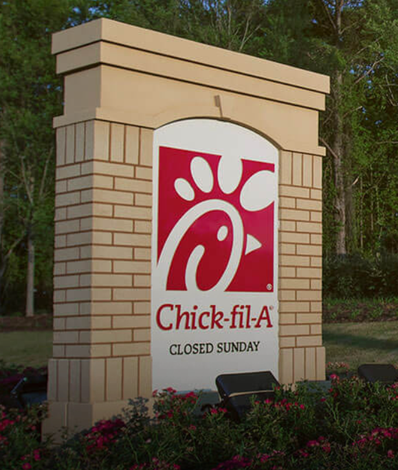 일요일에 영업하지 않는 것을 명시하는 표지  출처-https://www.chick-fil-a.com/