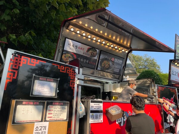 수업이 끝난 후, 학생들을 마라탕을 먹기위해 줄을 서 음식을 받고있다. (출처: 사례뉴스)