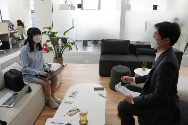 김판기 변호사와 인터뷰 진행 중이다.