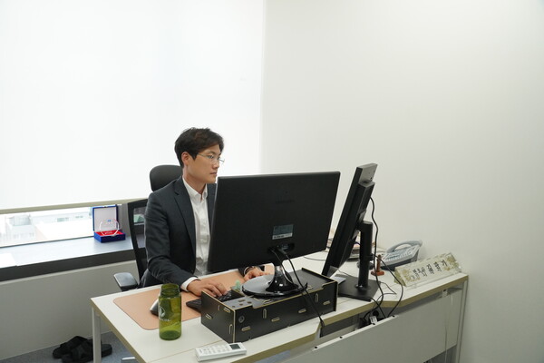 김판기 변호사의 업무 중 모습이다.