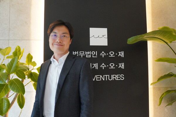 법무법인 수오재에서 촬영한 김판기 변호사 사진이다.