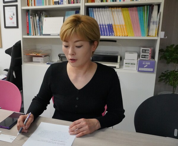 질문에 답변 중인 이영경 대표