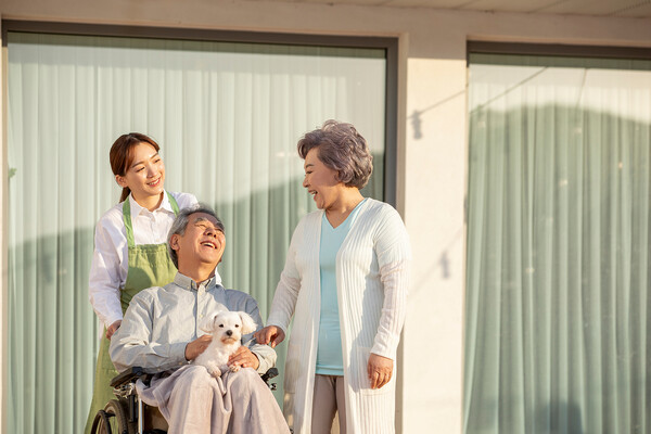 이영경 대표 “노인학대 문제는 무관심과 방임에서 시작된다. 가족 분들께서 한 번 더 찾아 뵙고 관심을 가지게 되시면 어느 정도는 예방할 수도 있지 않을까 싶다” (사진출처: 이미지투데이)