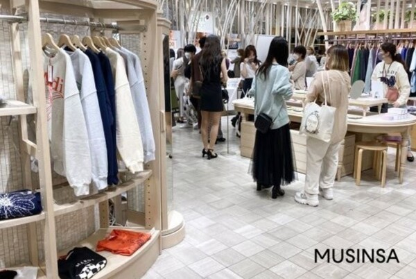 위 사진은 일본 시부야에 입점한 마르디 메르크디 팝업 스토어의 모습이다. (사진출처: 무신사)