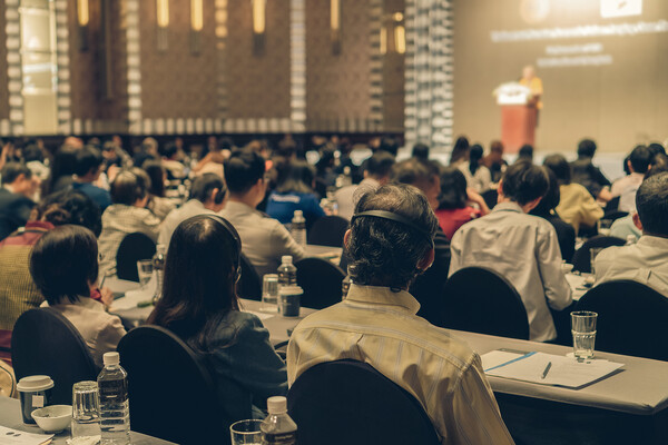 현장 혹은 고객의 반응은 어떠했는지도 돌아봐야 한다. 투입한 비용, 시간, 자원 대비 어떤 의미가 있었는지도 점검해야 한다. 실무책임자로부터 있었던 결과에 대한 평가도 필요하다. (사진출처: 이미지투데이)