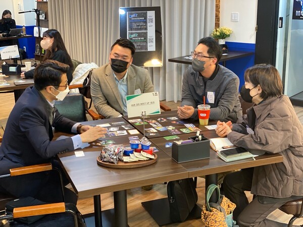 OKR에 대한 나눔을 진행 중인 참석자들