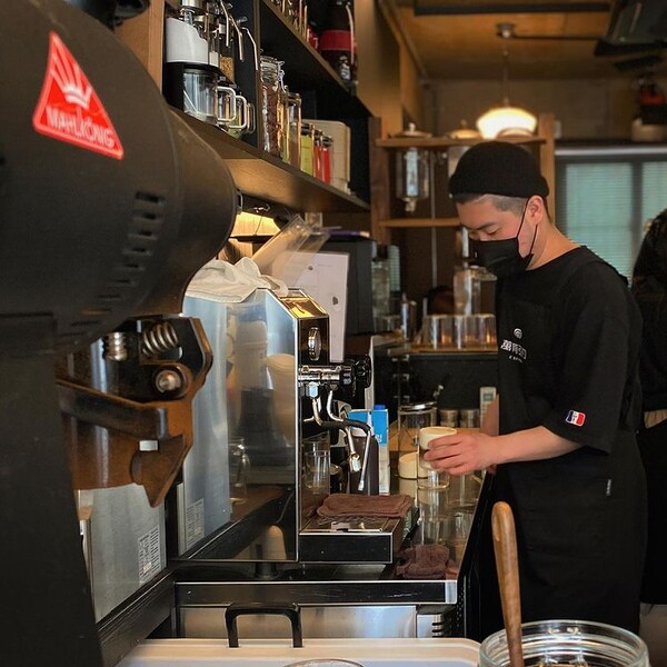 결국 카페에서 가장 본질적인 건 커피, 손님들이 커피가 생각나서 왔다고 할 때 가장 보람을 느낀다! (사진출처: 만유인력 공식 인스타그램)