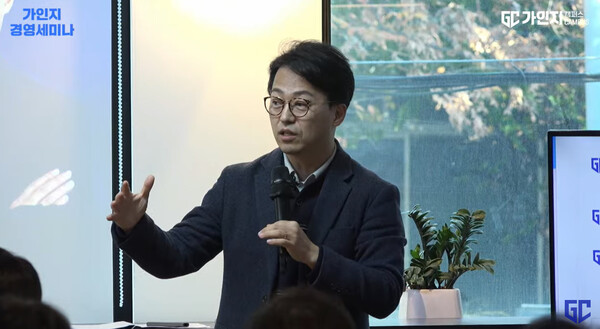 김경민 대표가 경영테이블을 진행 중이다.