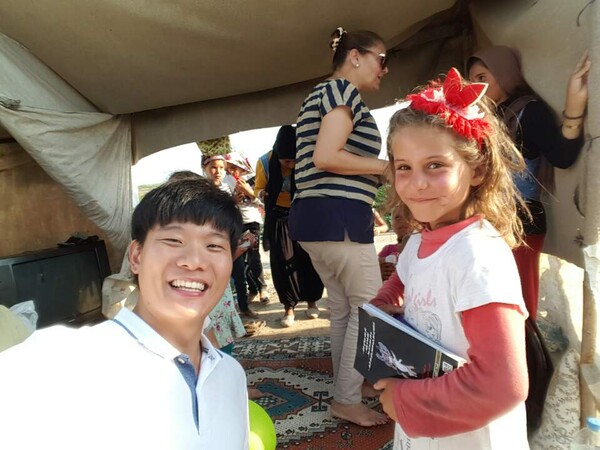 시리아 난민 아이들을 대상으로 봉사활동을 하며 나눔의 가치를 실현 중인 김만재 대표의 모습