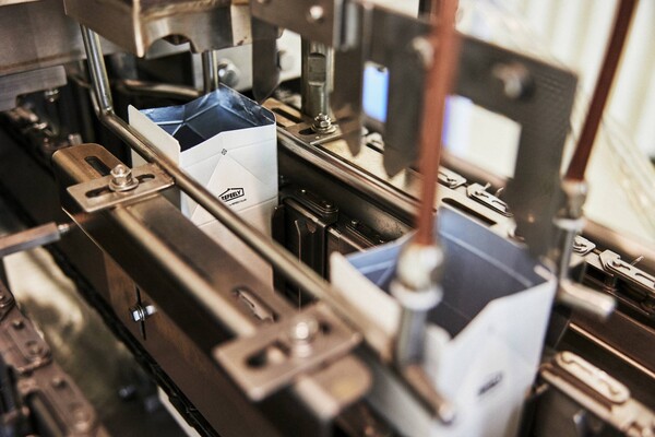 종이팩 제품을 만들 수 있는 기계를 우리나라에서 처음으로 만들었습니다.