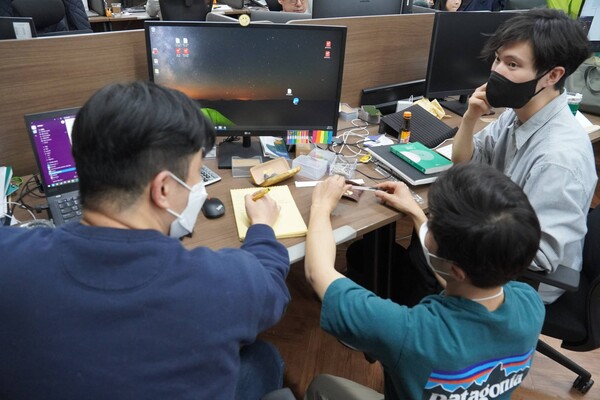 (주)리필리 직원들이 이야기하고 있다.