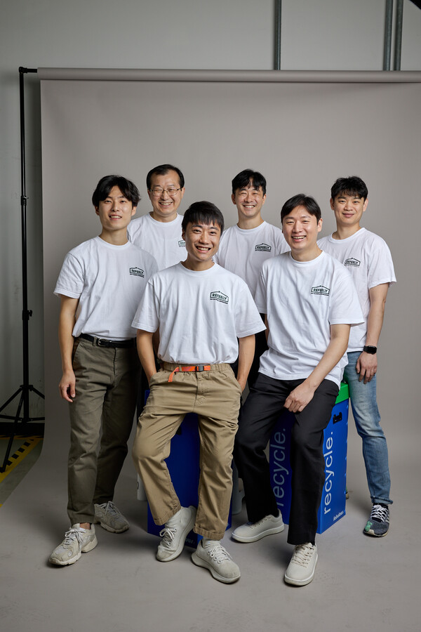 (주)리필리 김재원 대표와 직원들.