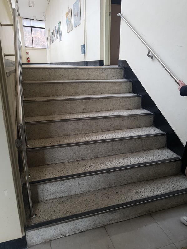 회화과 학생이라면 모두가 들어야하는 필수과목을 계단이 있어서 수업을 듣지 못했던 휠체어 탄 친구 예은(사진제공: 이센티)