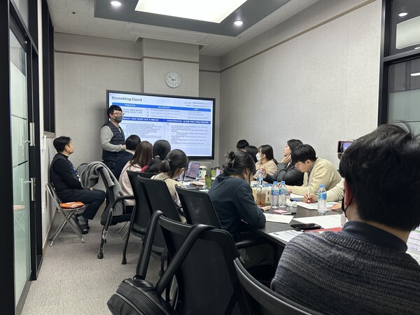 제조업사업부 1팀이 OKR 부스팅 카드를 발표하고 있다.