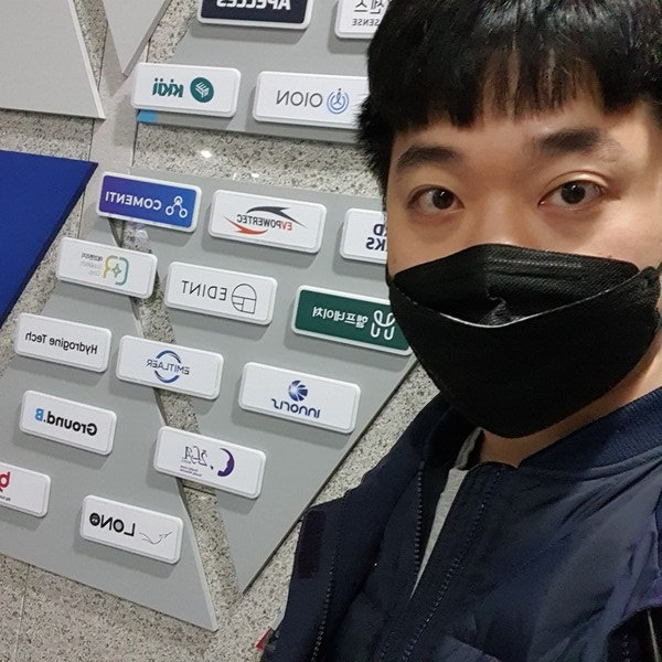 경기스타트업캠퍼스 (주)로노 현판과 함께 사진을 찍은 손승철 대표