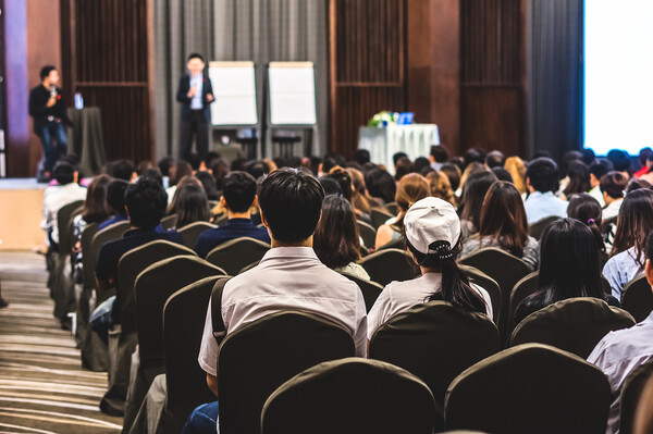 제프 베조스 “도전했다가 실패한 것은 당연한 것 아닌가? 성공을 목표로 하면 거기서 멈춘다. 실패를 목표로 하면 끊임없는 혁신과 변혁이 가능하다. 실패를 두려워하지 않고 목표를 이어갈 때 아마존과 같은 성공을 얻을 수 있을 것이다”
