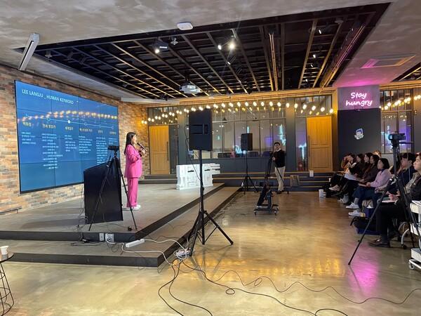 콘텐츠를 통해 비주얼 컨셉팅 전략에 대한 인사이트를 나누고 있는 ㈜더블엑스브랜드디자인그룹 이랑주 대표