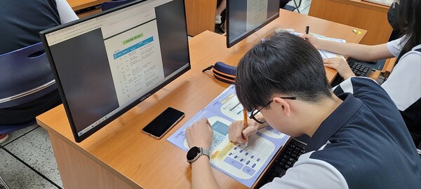 실습 워크북에 분석한 자료를 자신의 진로 설계 내용으로 기록중