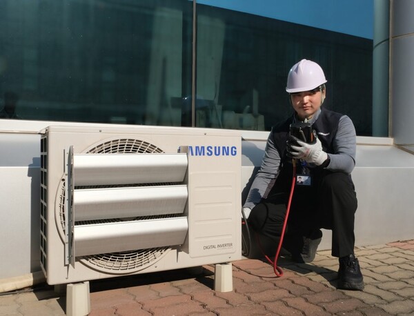 삼성전자 엔지니어 실외기 점검 모습 [출처:삼성전자]