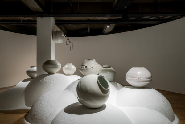 귀환 Return, 2023, Ceramic moon jar and Mixed media, Variable dimension ⓒHyundai Card, Photography 전병철