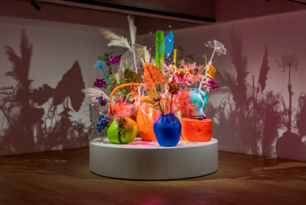 자연을 모방하다 Song of Artificiality, 2023, Painted on ceramics, Artificial flower and Mixed media, Variable Dimension ⓒHyundai Card, Photography 전병철