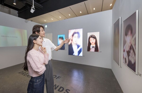 이번 전시회에서는 삼성전자 라이프스타일 TV ‘더 프레임’을 통해 방탄소년단(BTS), 세븐틴, 투모로바이투게더, 엔하이픈, 르세라핌 등 하이블 레이블즈 소속 아티스트들을 만날 수 있다.[제공:삼성전자]