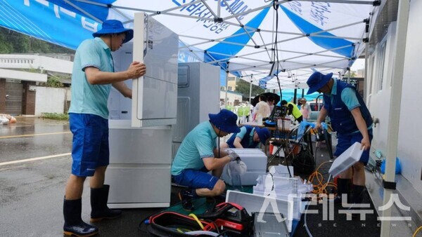 침수된 냉장고를 세척하는 임직원들 [출처:삼성전자]