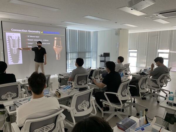 (사진출처: 메가젠임플란트 공식 인스타그램)