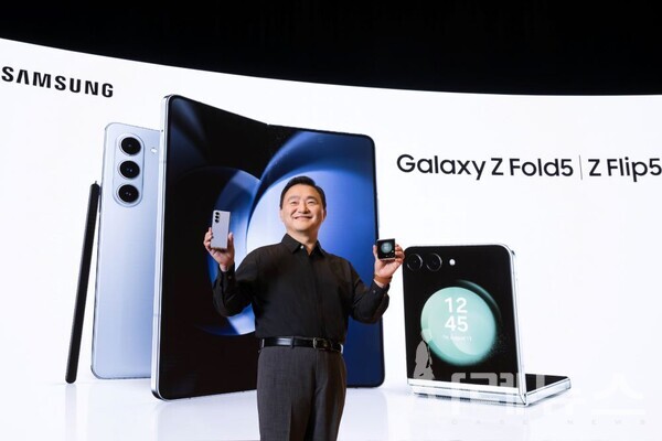26일 서울 강남구 코엑스(COEX)에서 개최된 ‘갤럭시 언팩’ 행사에서 삼성전자 MX사업부장 노태문 사장이 ‘갤럭시 Z 플립5’와 ‘갤럭시 Z 폴드5’를 공개하고 있다.