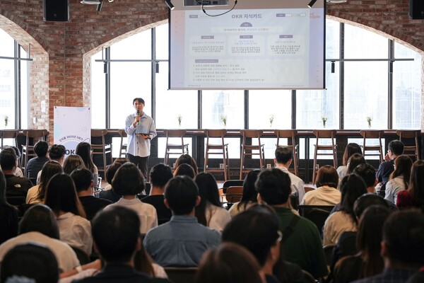 OKR 지식카드를 발표하고 있는 인사기획팀 윤형온 주임