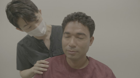 본큐어한의원 송정현 대표원장이 캄보디아 노동교육부 임시논 차관을 진료하고 있다