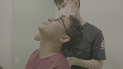 본큐어한의원 송정현 대표원장(오른쪽)이 캄보디아 노동교육부 임시논 차관을 진료하고 있다