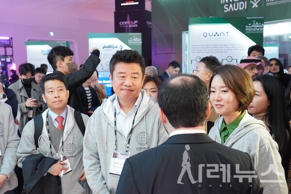 국제 관을 돌고 있는 이영 장관