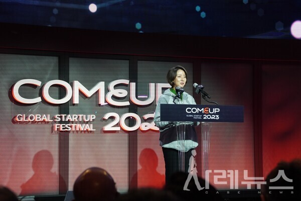 컴업 2023 개막식에서 환영사를 하고 있는 중기부 이영 장관