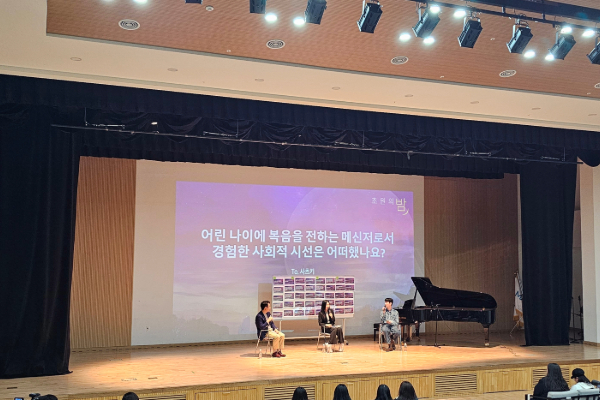 왼쪽부터 이요한 목사, 래퍼 사츠키, 초원 김민준 대표. 