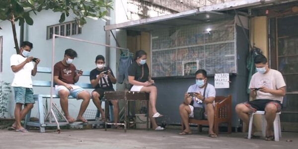 ​​​​​​​(사진출처: 유튜브 ‘Play to Earn’ 필리핀 사람들이 엑시 인피니티를 플리이하는 장면)