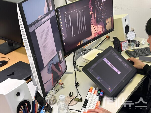 공동대표 작가, 작업하고 있는 모습 [출처:수퍼스타 스튜디오]