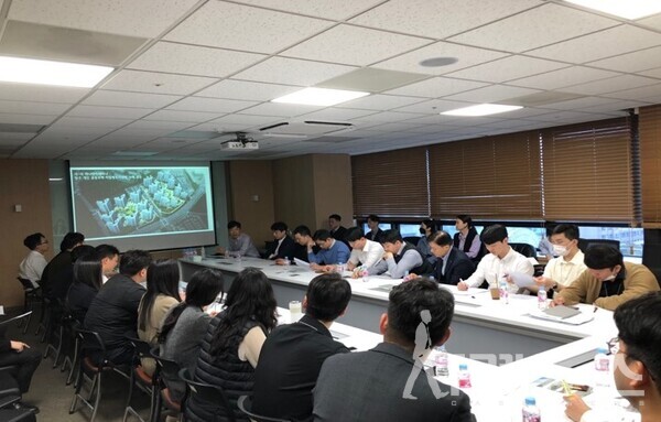 하나자산신탁의 사내교육 과정. 우수사례에 대하여 발표하고 질의응답 시간을 갖는다. 이 외에도 사회 초년생 연말정산 교육, 건축법/신탁법 실무교육 등이 진행된다.